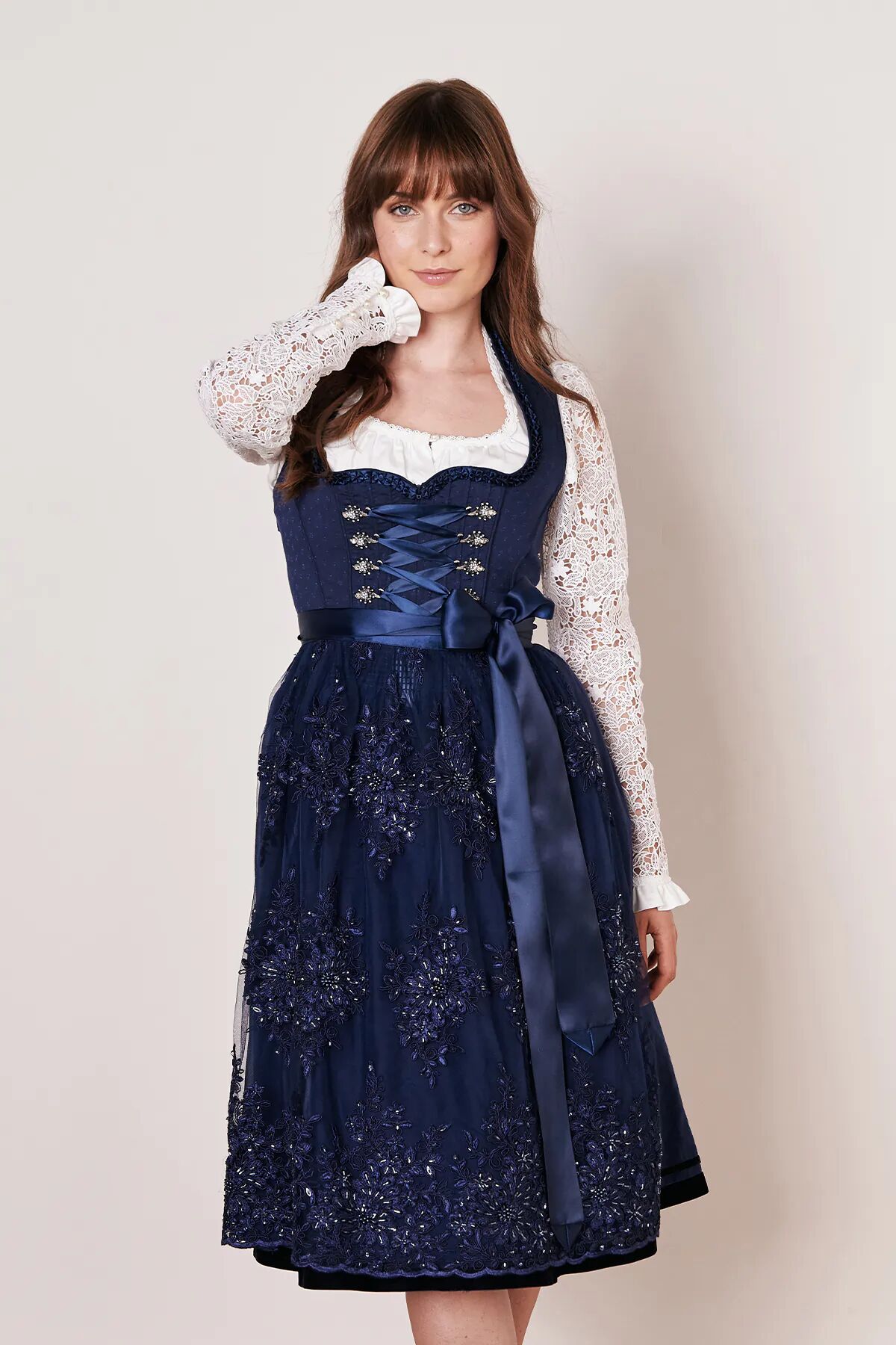 Festliches Midi-Dirndl - kurzes Dirndl - edle Spitzenschürze Blau-Marine Festliches Midi-Dirndl - kurzes Dirndl - edle Spitzenschürze Blau-Marine