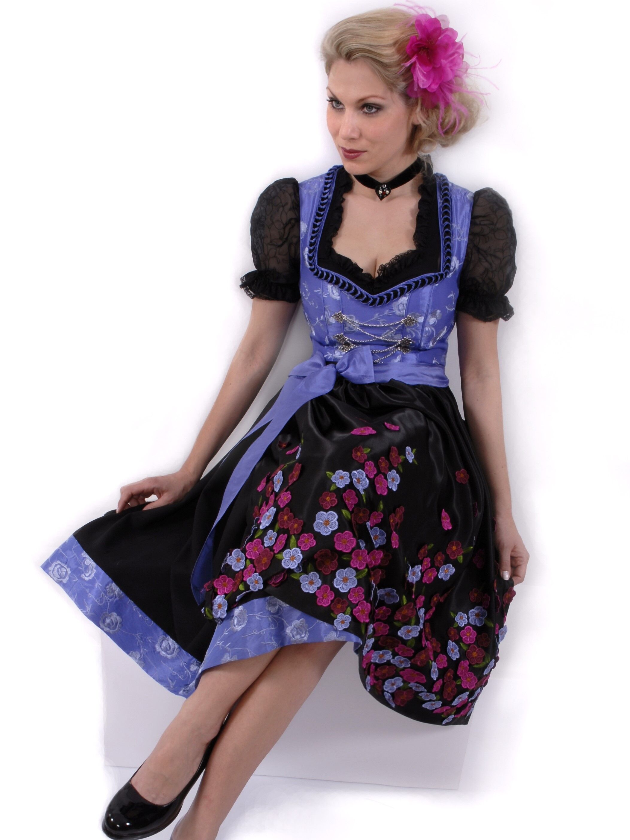 Schönes Dirndl lang - Festtagsdirndl edle Blumen-Schürze Violett Set 3-teilig + Bluse Kopie Schönes Dirndl lang - Festtagsdirndl edle Blumen-Schürze Violett Set 3-teilig + Bluse Kopie
