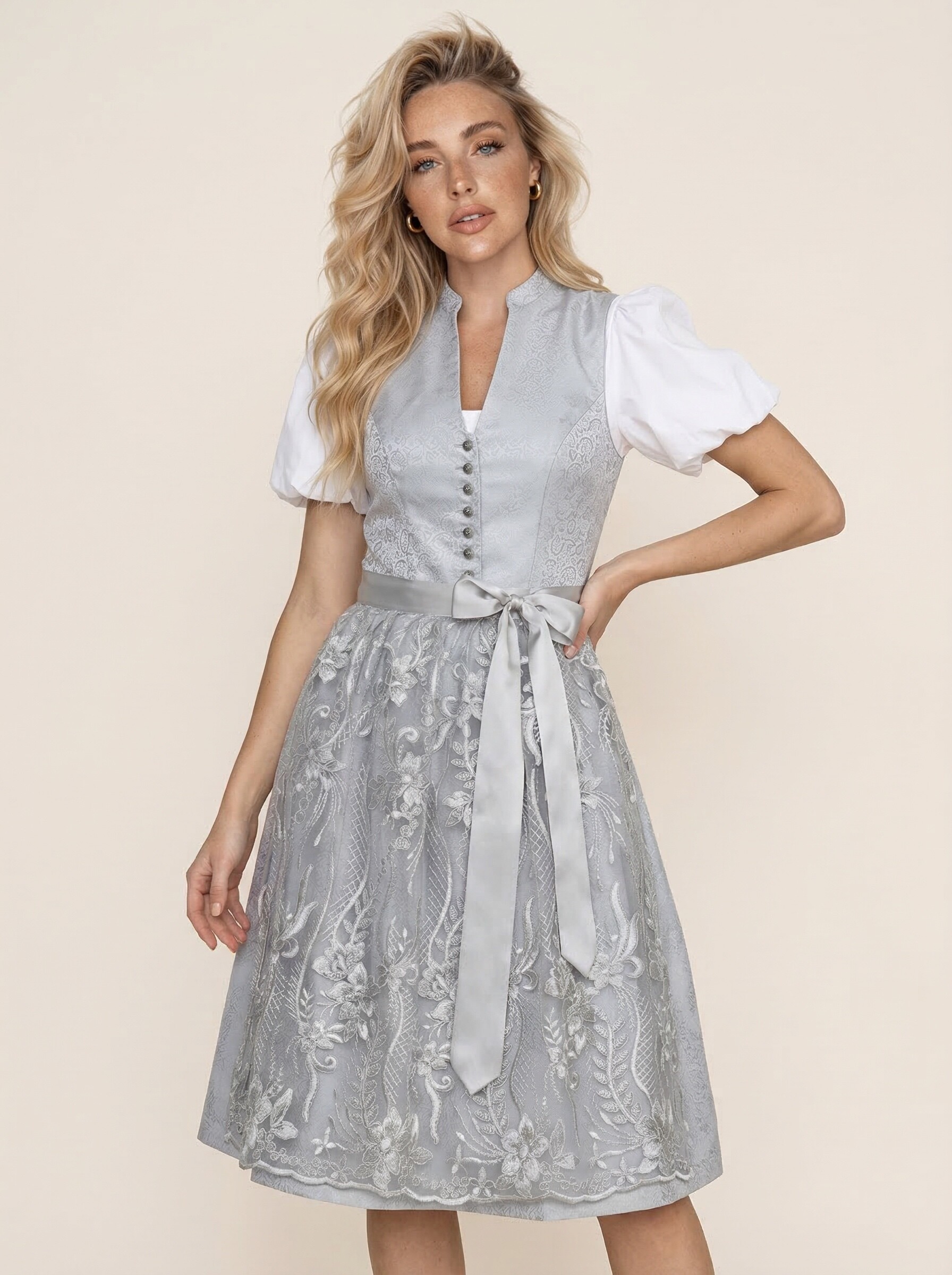 Eisblaues Midi Dirndl Frieda für Damen – klassische Frontansicht