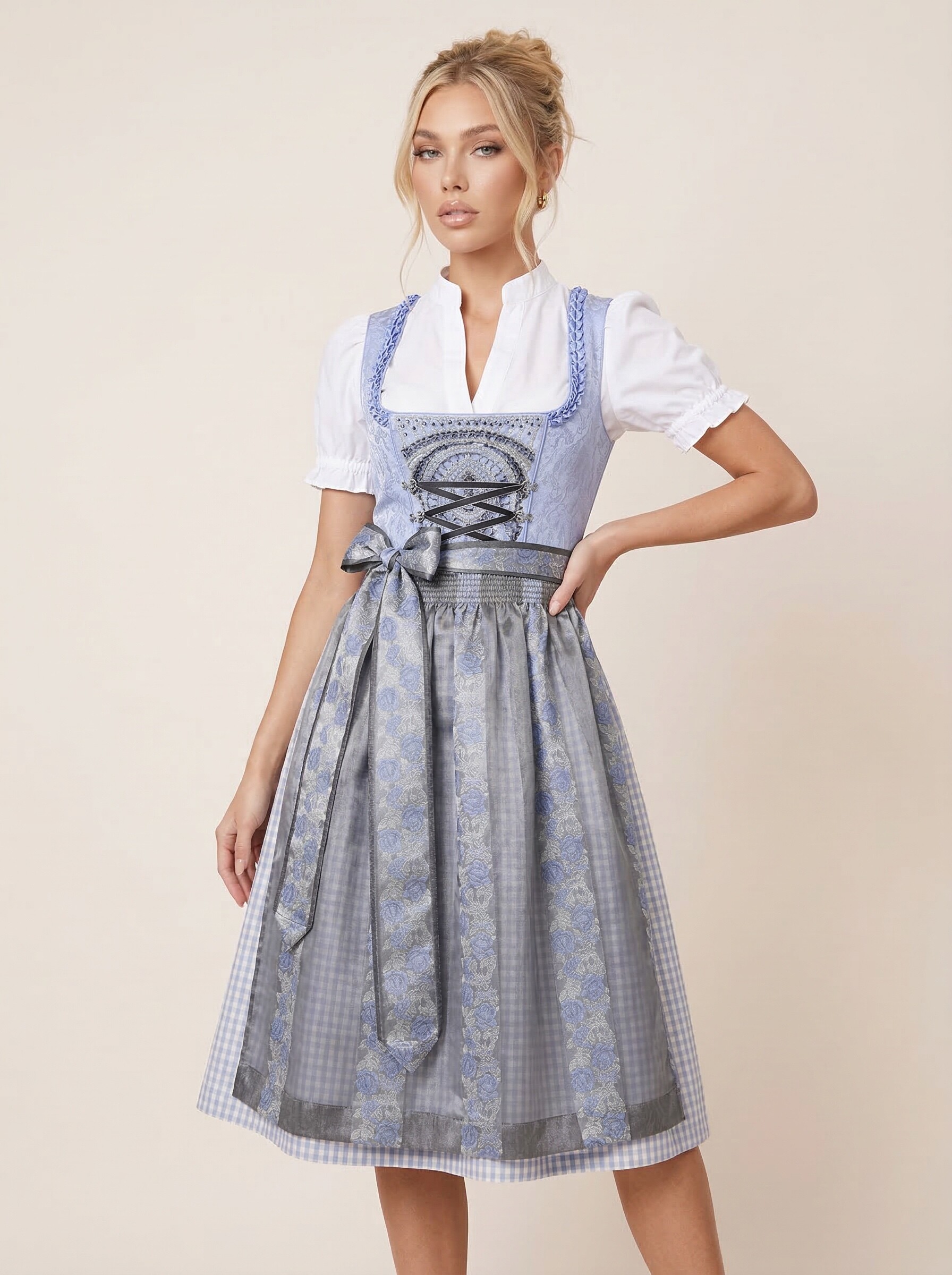 Hellblaues Midi Dirndl Klara für Damen – klassische Frontansicht