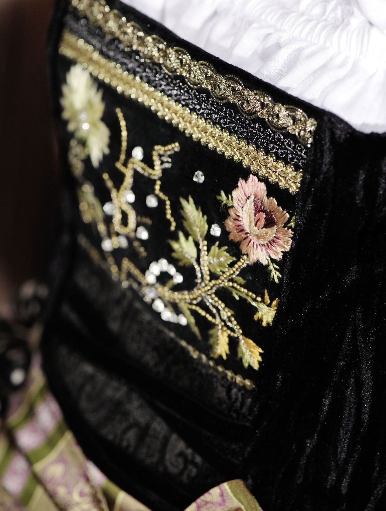 Trachtenmieder-Schwarz-2