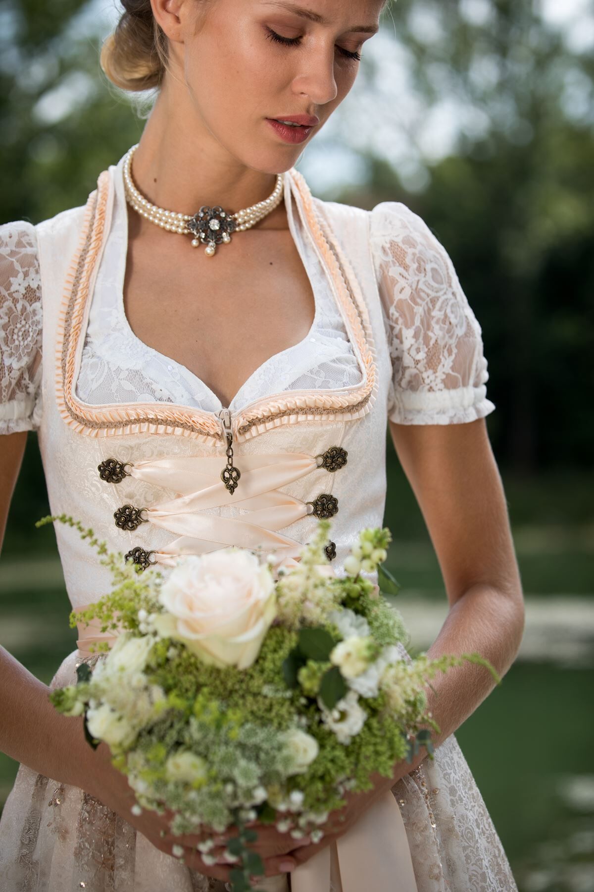 Brautdirndl-Hochzeitstracht-3