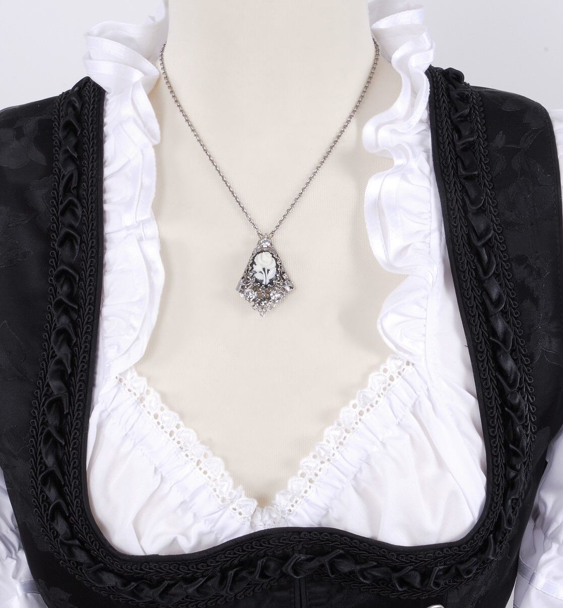Trachtenkette Filigranornament mit edler Gemme Trachtenkette Filigranornament mit edler Gemme