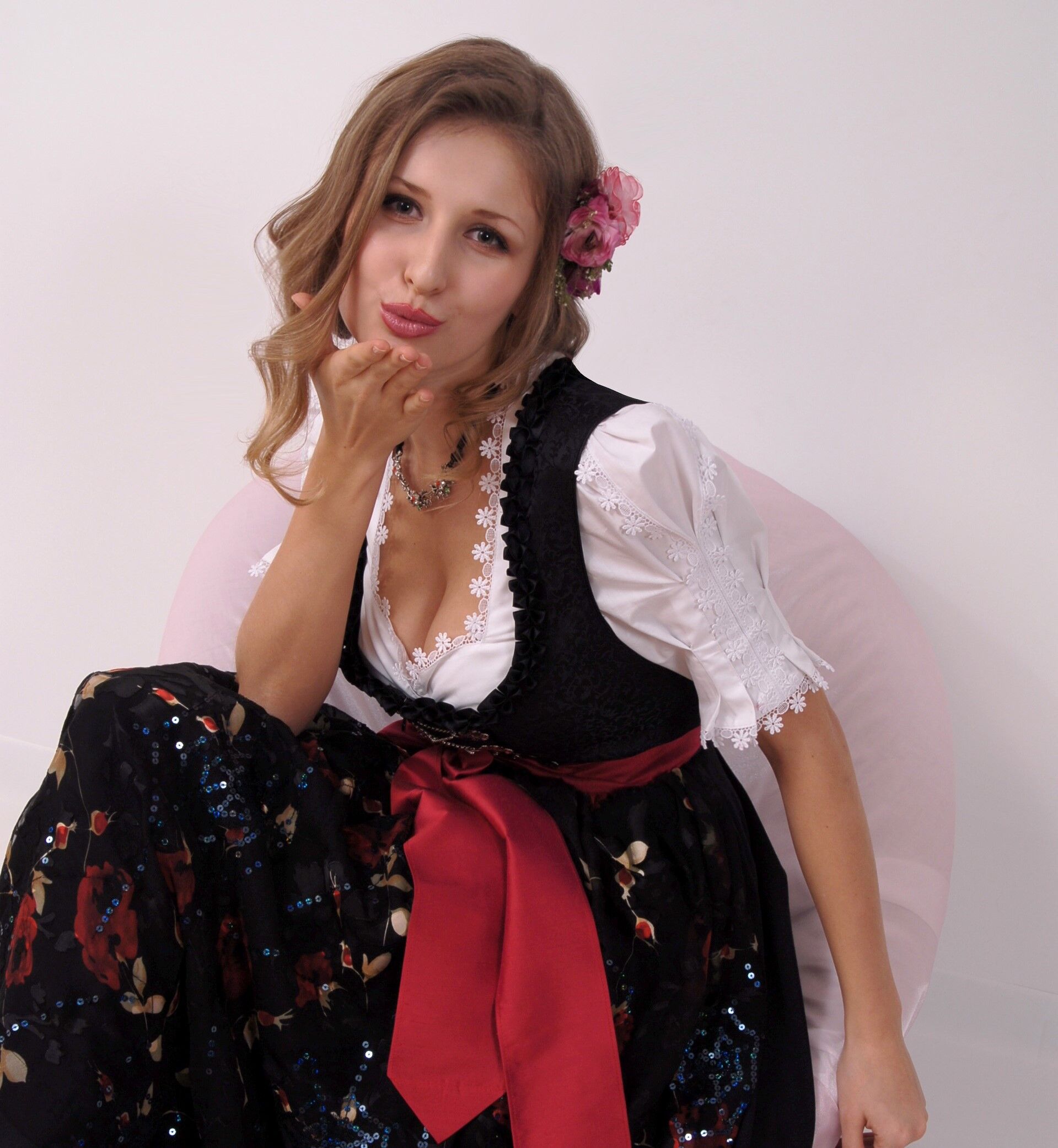 festliche Trachtenmode für Damen und Herren-c