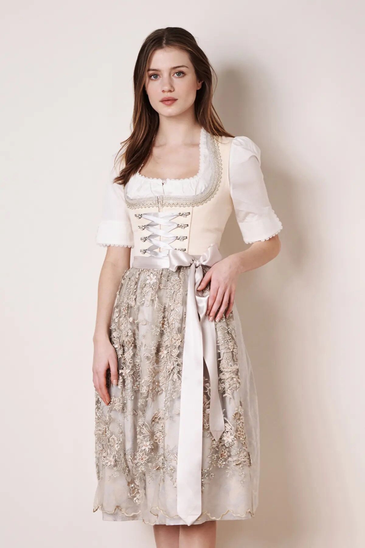 Festliches Midi-Dirndl - kurzes Dirndl + Spitzen-Schürze Creme-Beige Festliches Midi-Dirndl - kurzes Dirndl + Spitzen-Schürze Creme-Beige