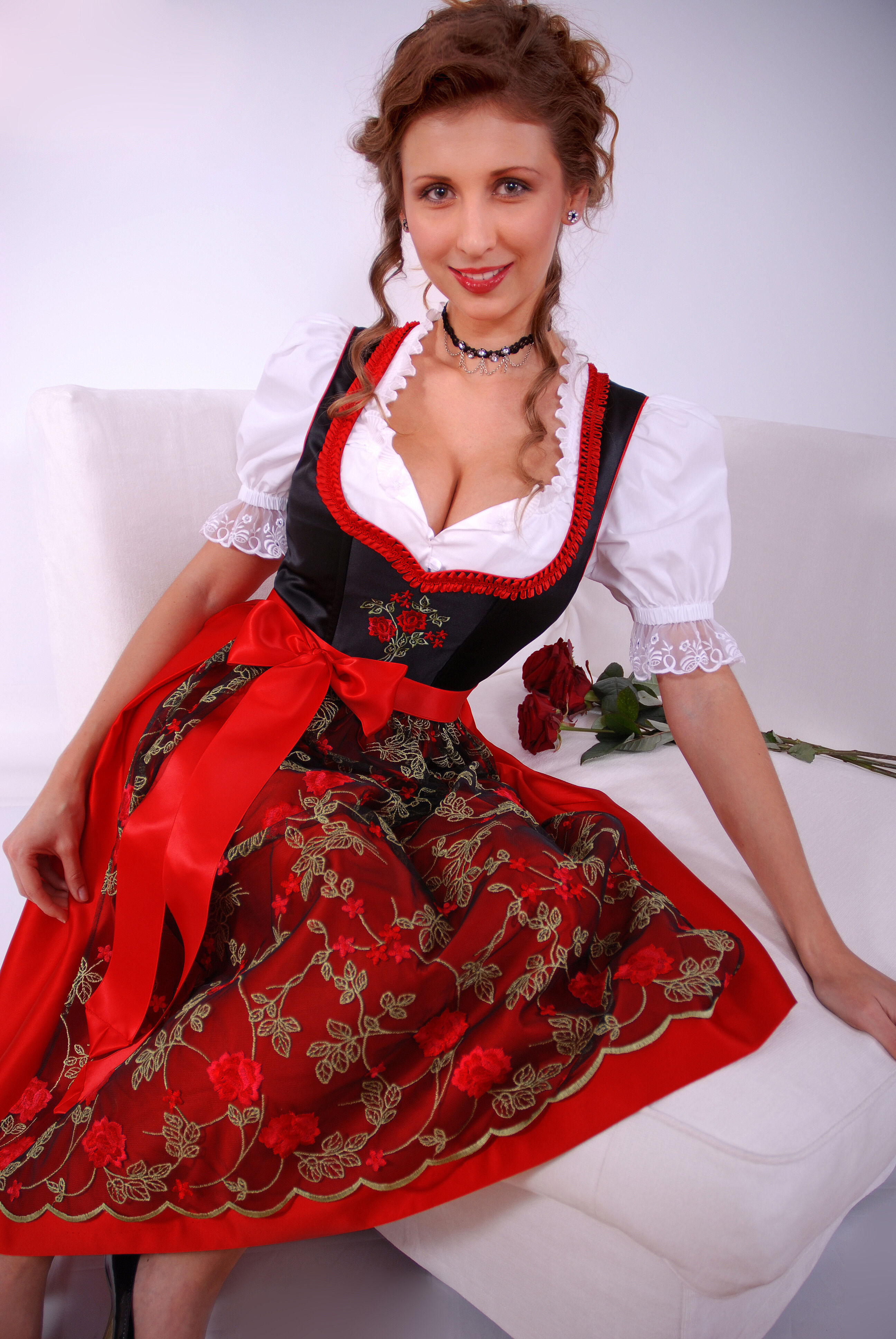 PREMIUM Designer-Dirndl Seidendirndl - festliches Midi-Dirndl Rot Schwarz PREMIUM Designer-Dirndl Seidendirndl - festliches Midi-Dirndl Rot Schwarz