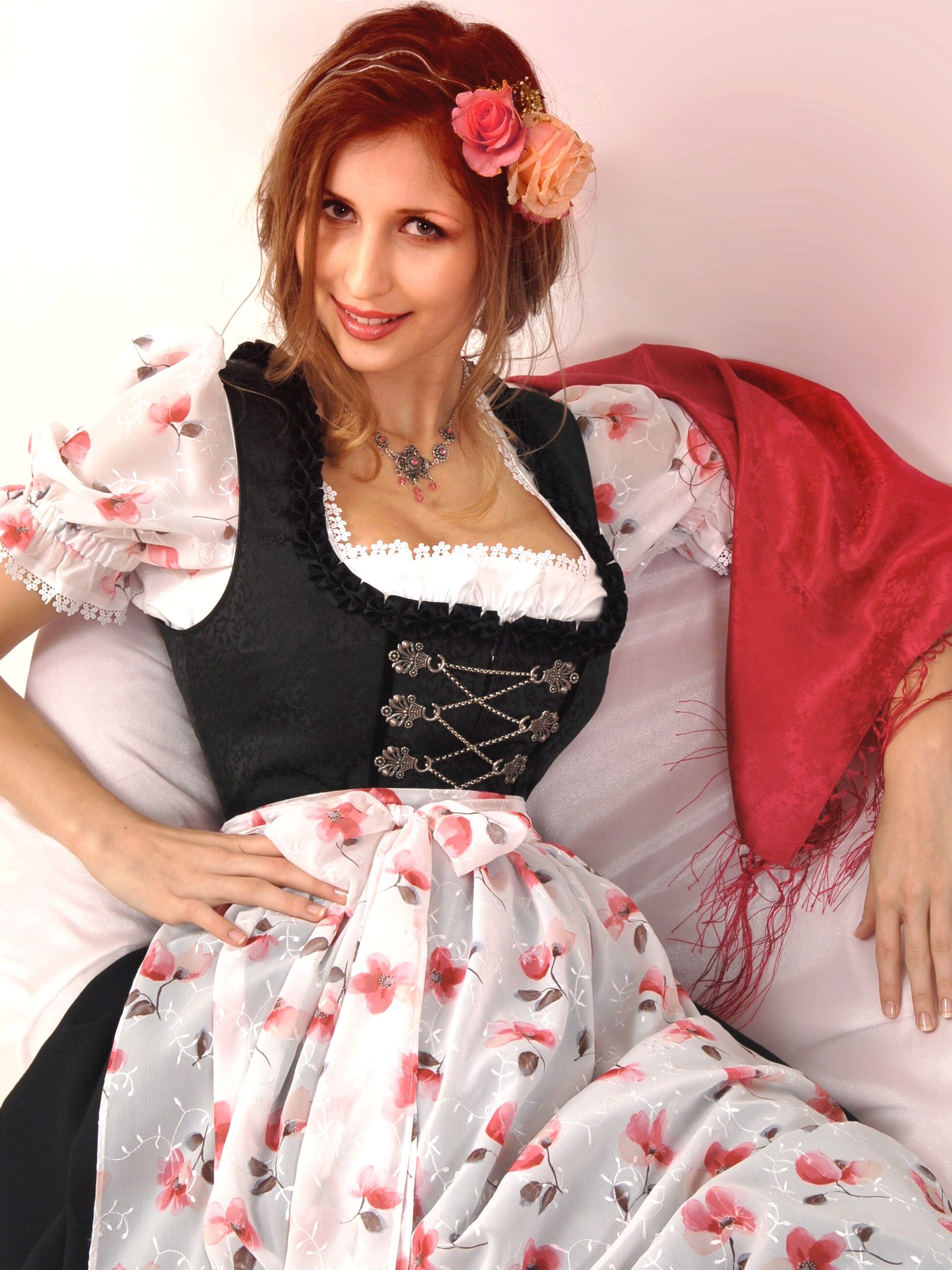 Premium Dirndl lang - Festtagsdirndl Organza-Schürze Schwarz-Weiß Set 3-teilig + Bluse Premium Dirndl lang - Festtagsdirndl Organza-Schürze Schwarz-Weiß Set 3-teilig + Bluse